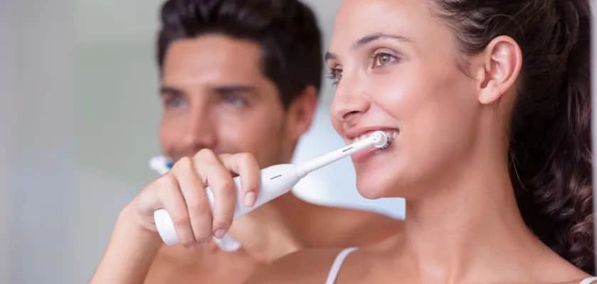 Czy szczoteczka soniczna jest lepsza od elektrycznej? Sprawdź różnice