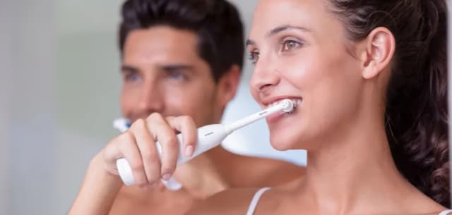 Czy szczoteczka soniczna jest lepsza od elektrycznej? Sprawdź różnice