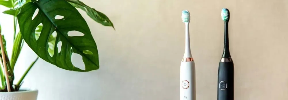 Która szczoteczka lepsza: soniczna czy elektryczna? Odkryj różnice