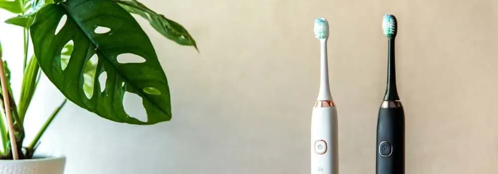 Która szczoteczka lepsza: soniczna czy elektryczna? Odkryj różnice