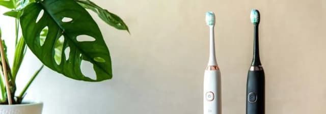 Która szczoteczka lepsza: soniczna czy elektryczna? Odkryj różnice