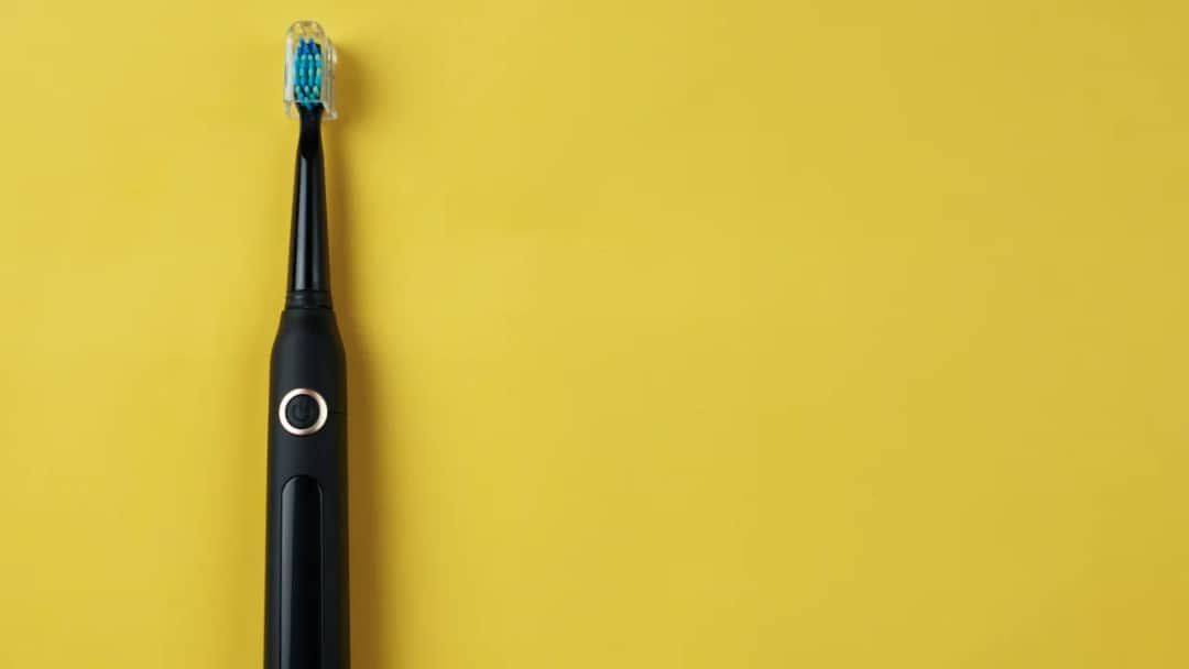 Szczoteczka soniczna czy zwykła - która naprawdę lepiej dba o zęby?