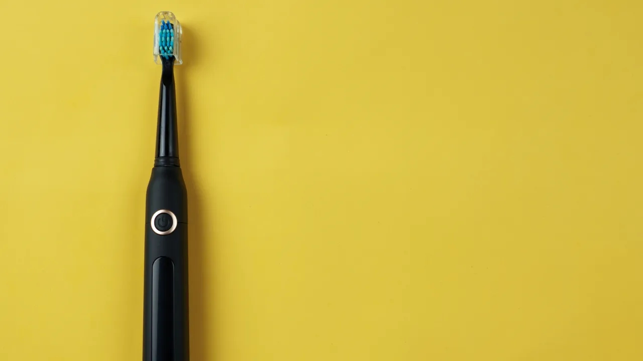 Szczoteczka soniczna czy zwykła - która naprawdę lepiej dba o zęby?