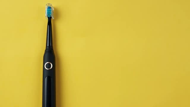 Szczoteczka soniczna czy zwykła - która naprawdę lepiej dba o zęby?