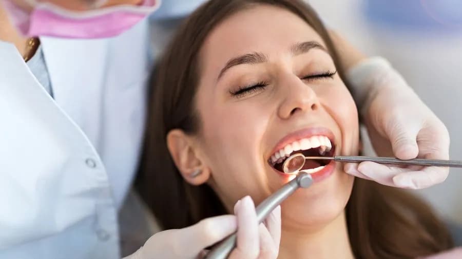 Czy dentysta to lekarz? Poznaj fakty o kwalifikacjach dentystów