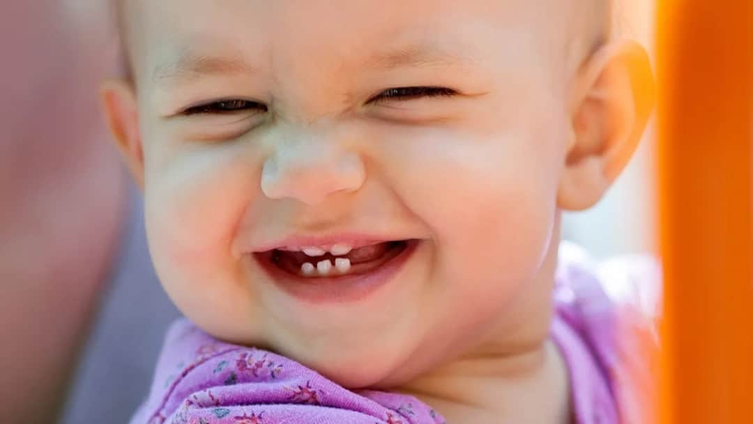 Kiedy pierwsze zęby u dziecka? Poznaj zaskakujące fakty i objawy