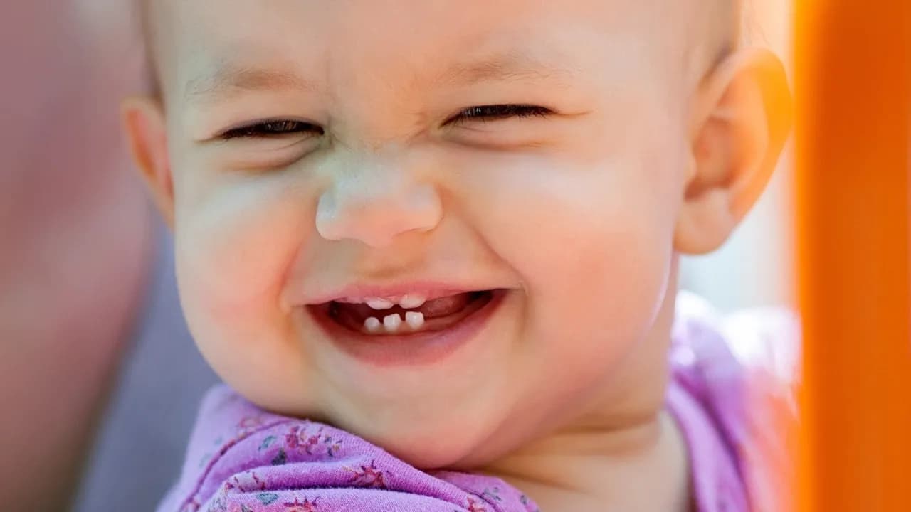Kiedy pierwsze zęby u dziecka? Poznaj zaskakujące fakty i objawy