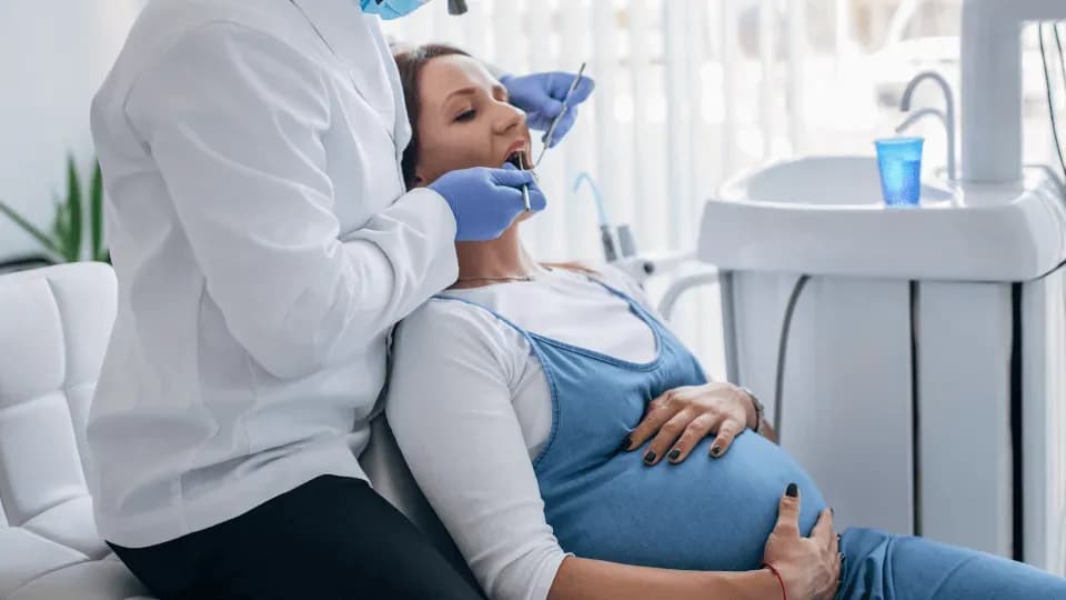 Jak zadbać o dziąsła w ciąży, aby uniknąć bólu i komplikacji
